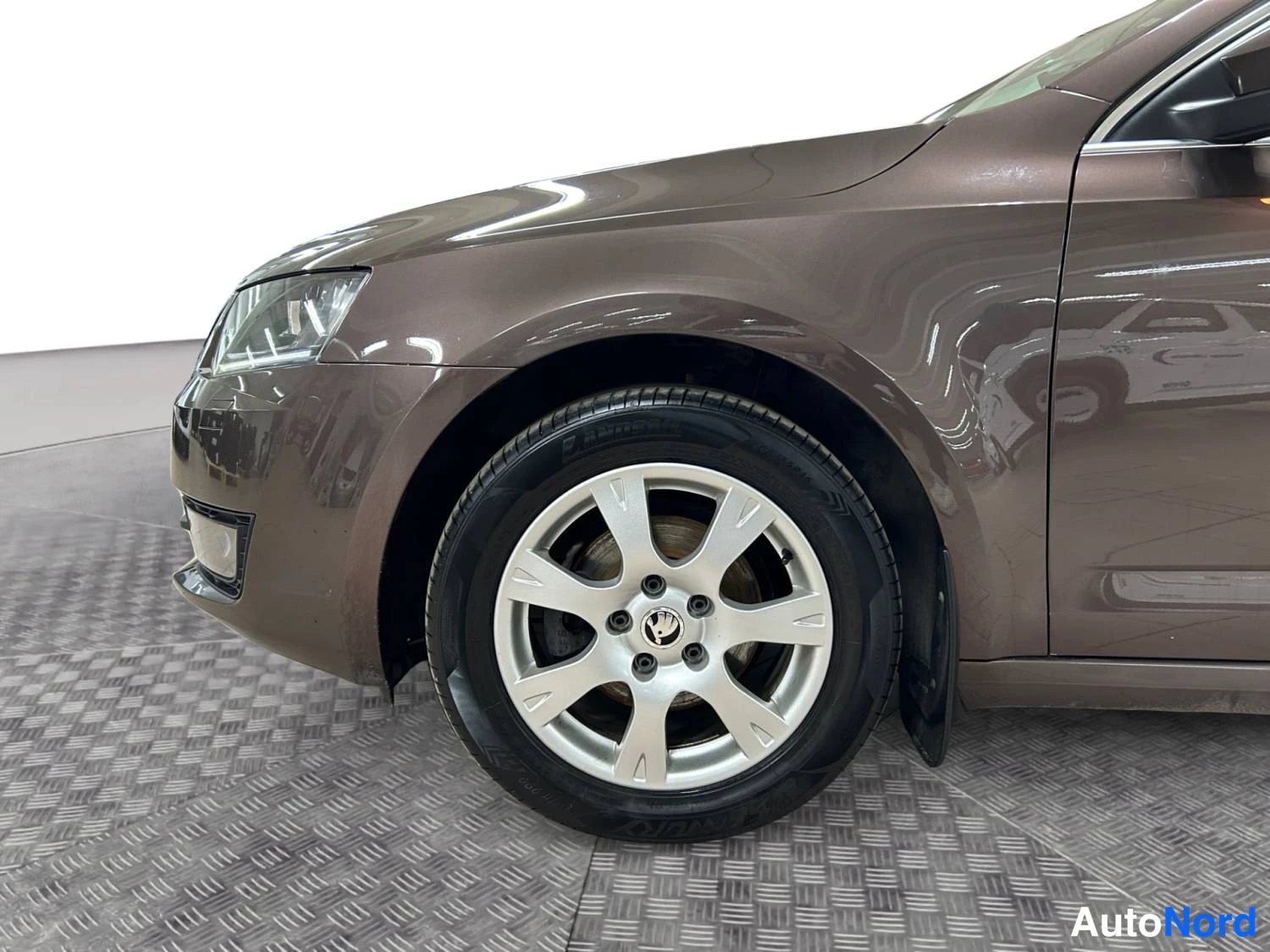 Ruskea Skoda Octavia 2014, etuviisto, keula vasemmalle, kuva 2