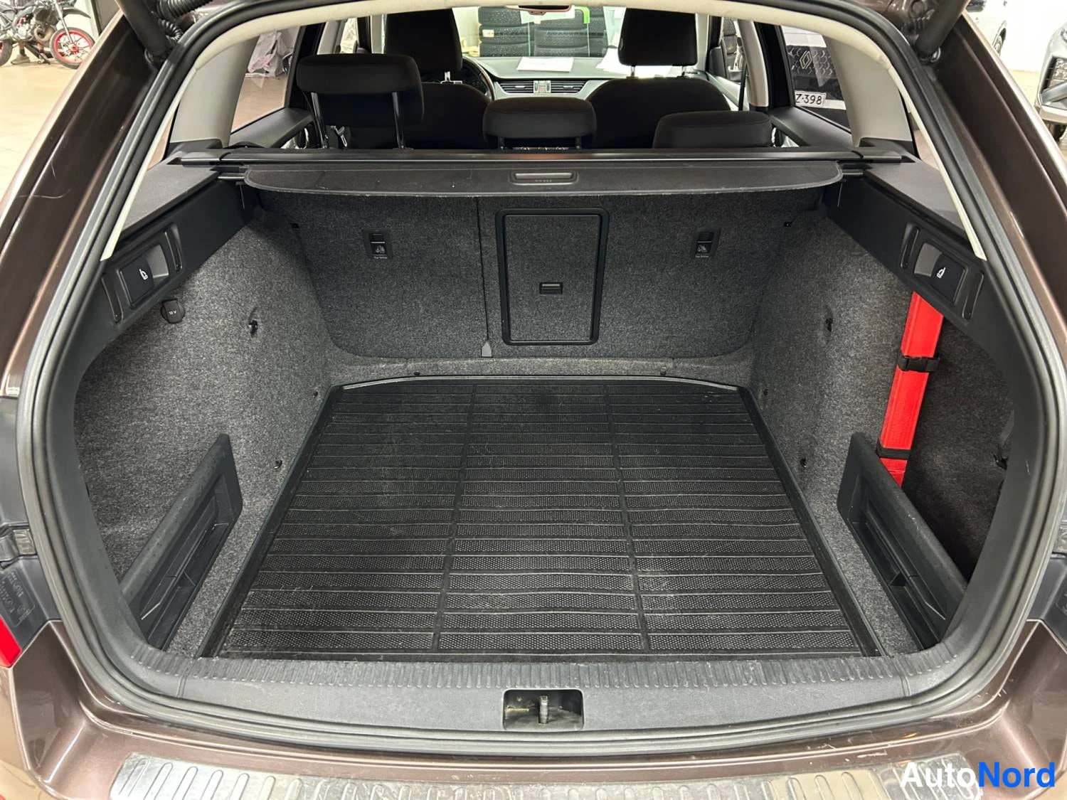 Ruskea Skoda Octavia 2014, kuva 15