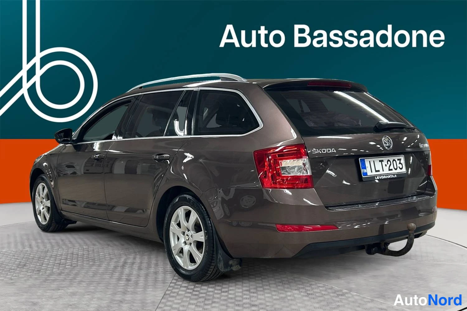 Ruskea Skoda Octavia 2014, takaviisto, kuva 7
