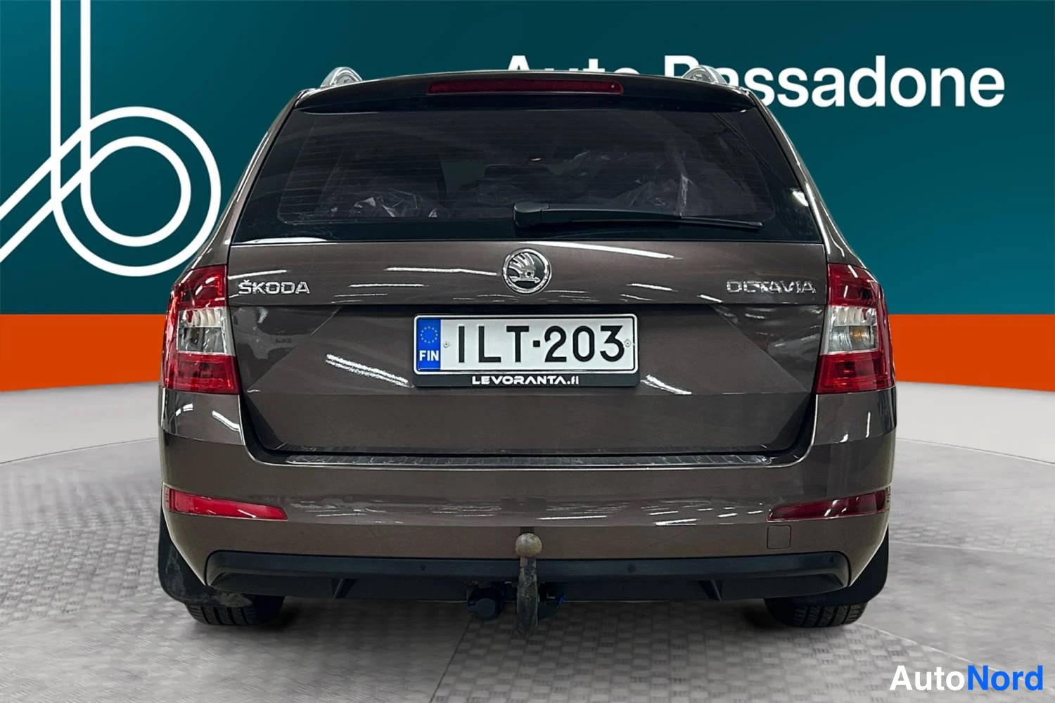 Ruskea Skoda Octavia 2014, takaa, kuva 9