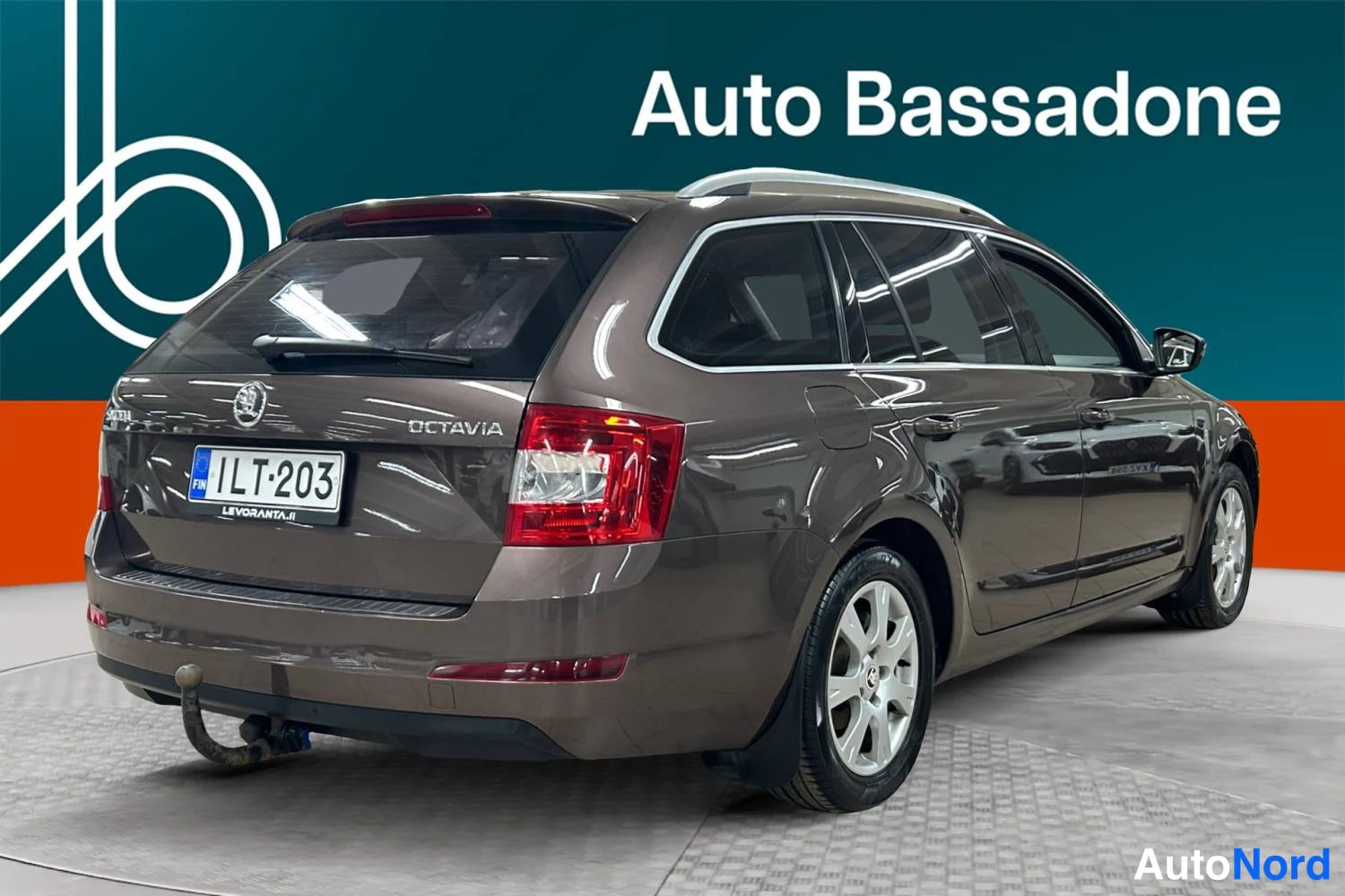 Ruskea Skoda Octavia 2014, takaviisto, kuva 8