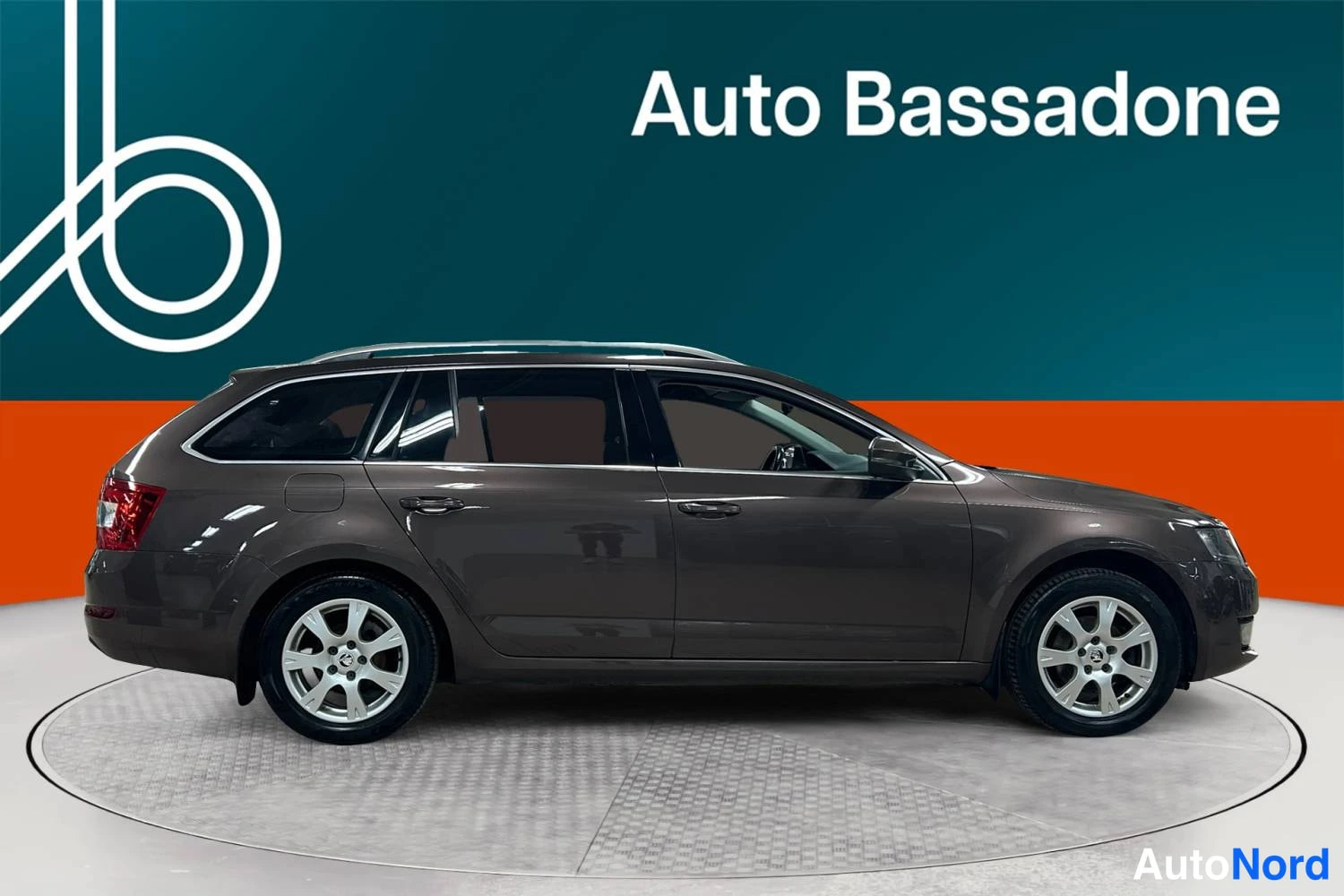 Ruskea Skoda Octavia 2014, sivulta, kuva 5