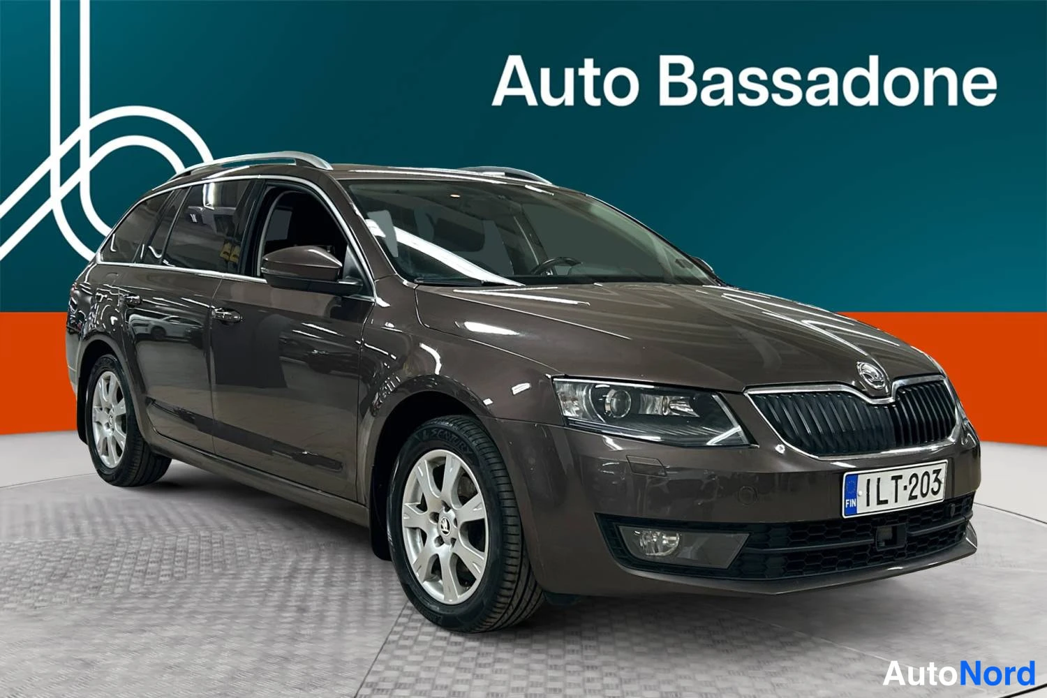 Ruskea Skoda Octavia 2014, etuviisto, keula oikealle, kuva 3