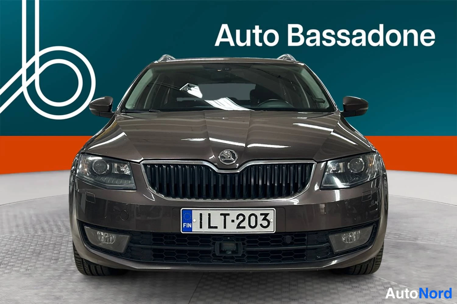 Ruskea Skoda Octavia 2014, edestä, kuva 4
