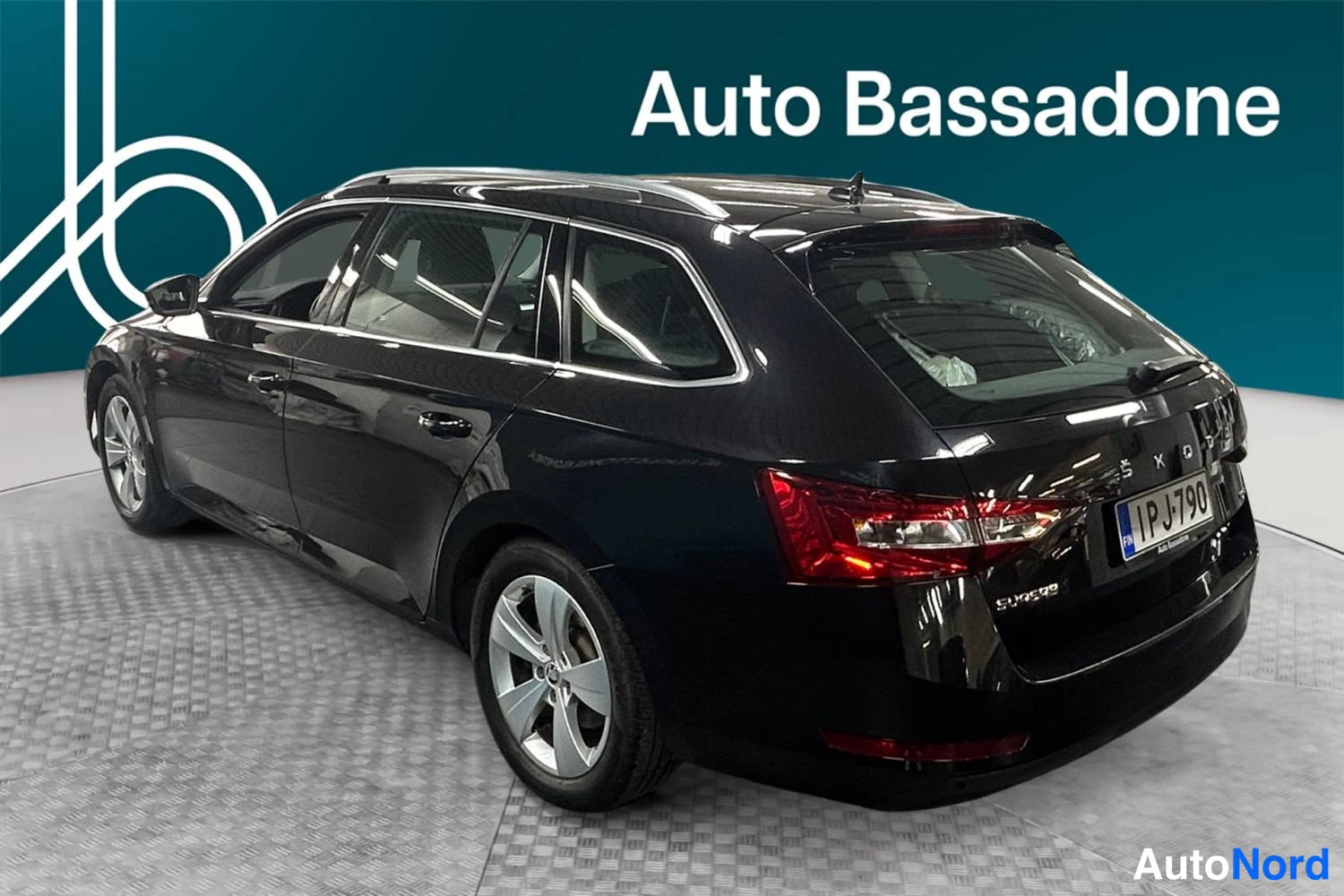 Musta Skoda Superb 2022, takaviisto, kuva 6