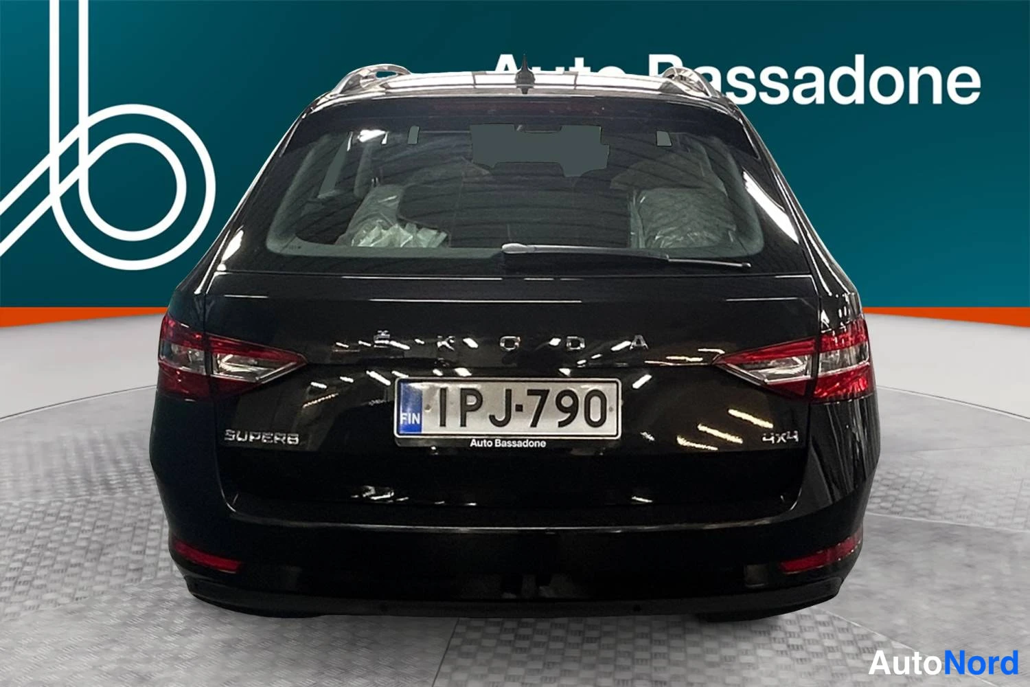 Musta Skoda Superb 2022, takaa, kuva 8