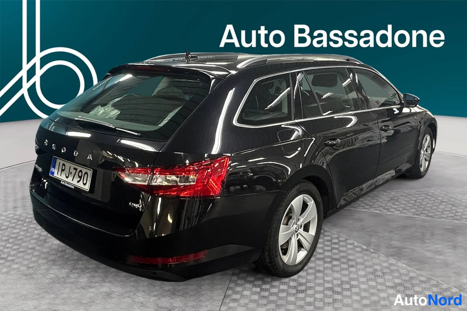 Musta Skoda Superb 2022, takaviisto, kuva 7