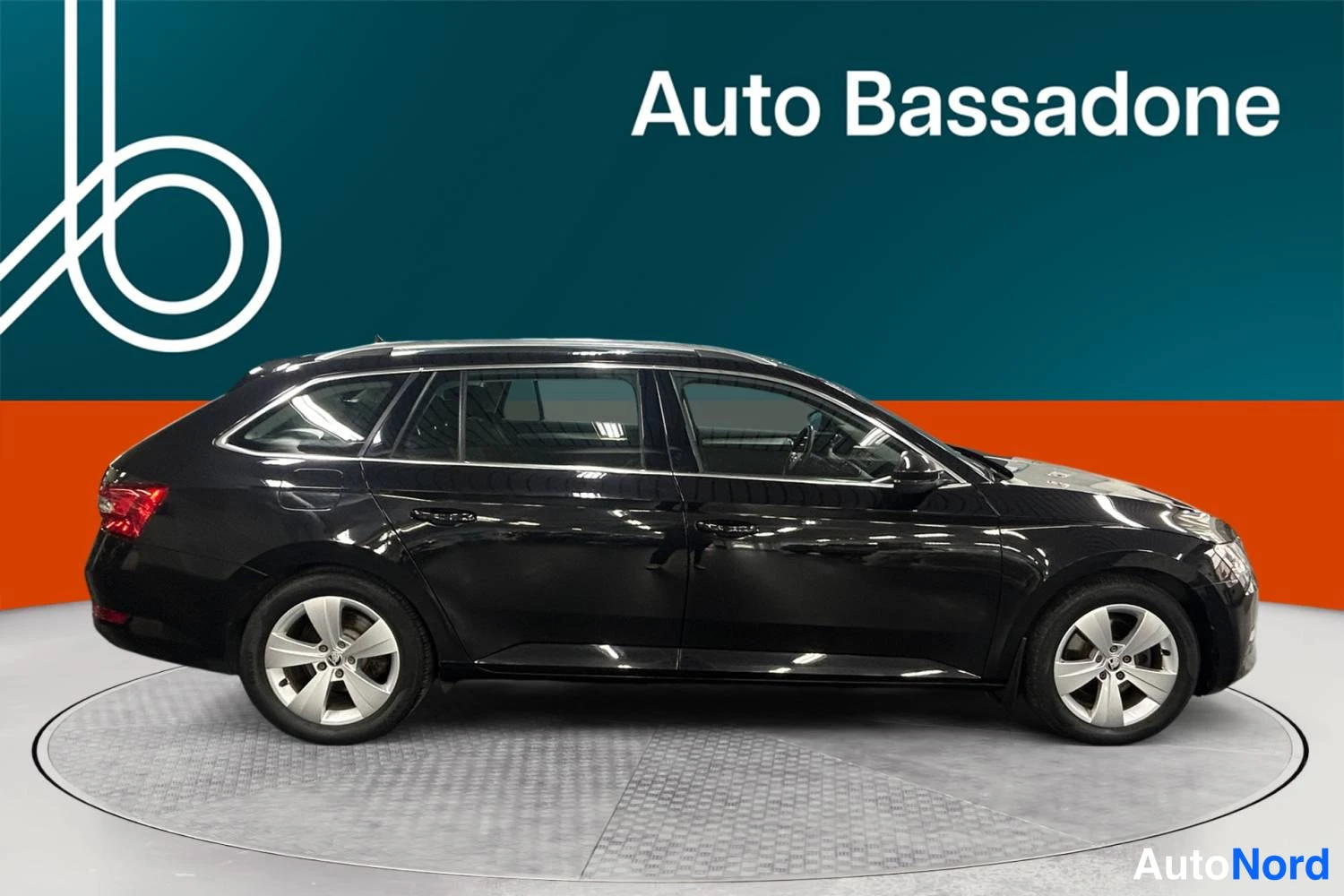 Musta Skoda Superb 2022, sivulta, kuva 4