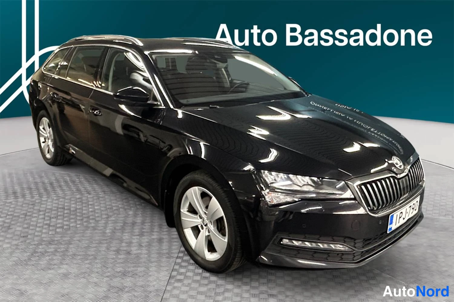 Musta Skoda Superb 2022, etuviisto, keula oikealle, kuva 2