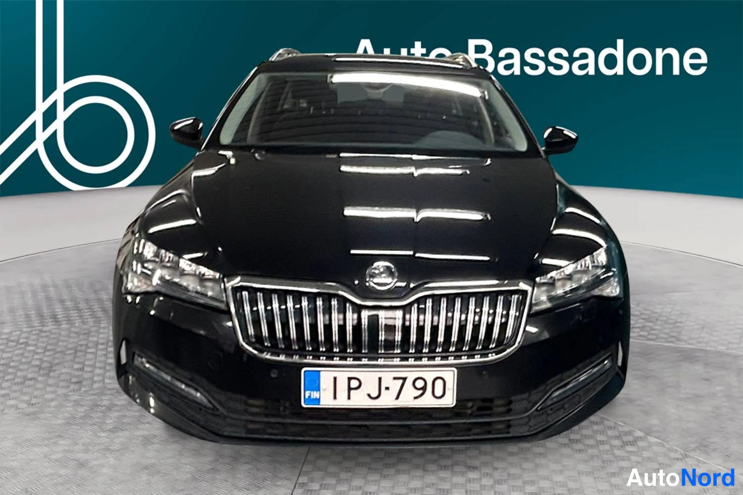 Musta Skoda Superb 2022, edestä, kuva 3