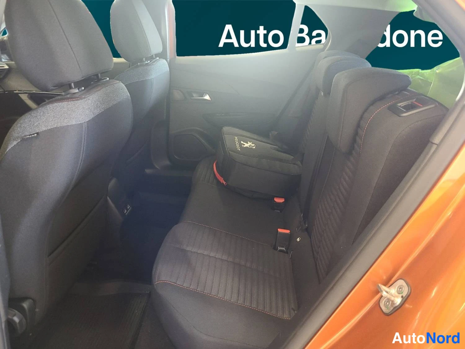 Oranssi Peugeot E-2008 2022, kuva 23