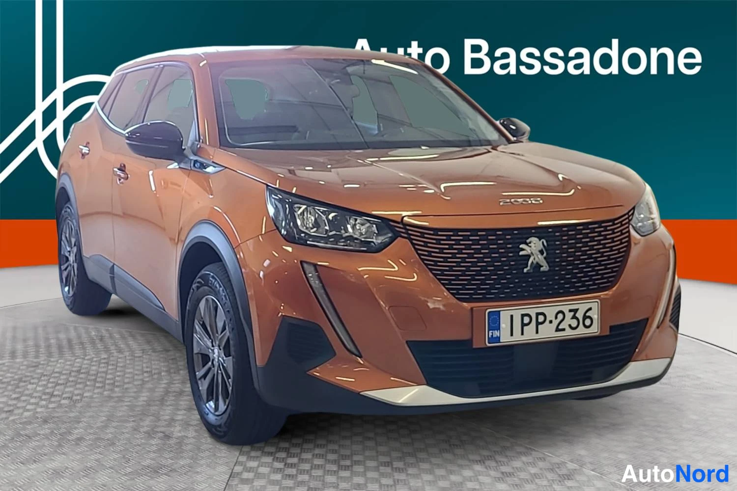Oranssi Peugeot E-2008 2022, etuviisto, keula oikealle, kuva 2