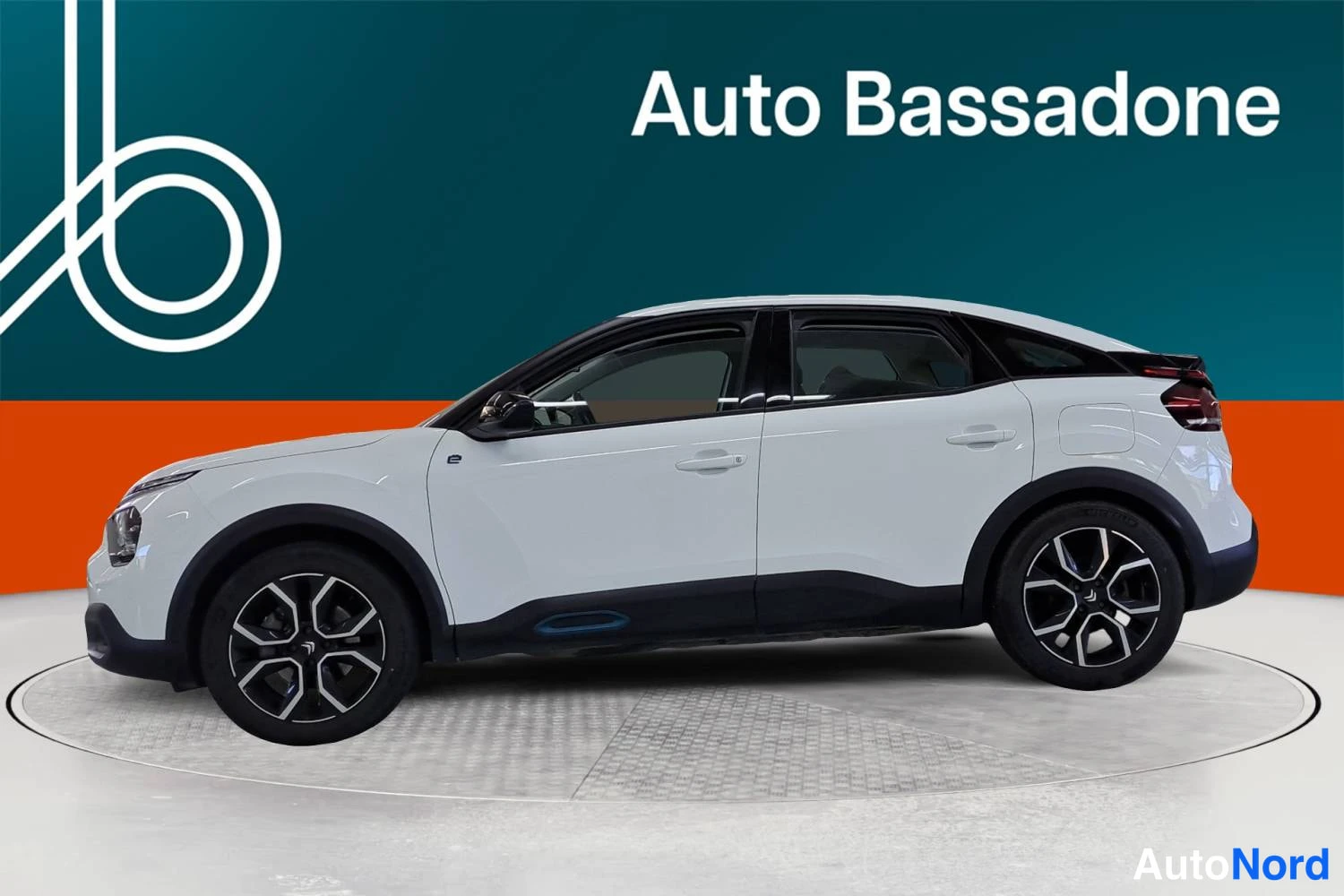 Valkoinen Citroen C4 2023, sivulta, kuva 4