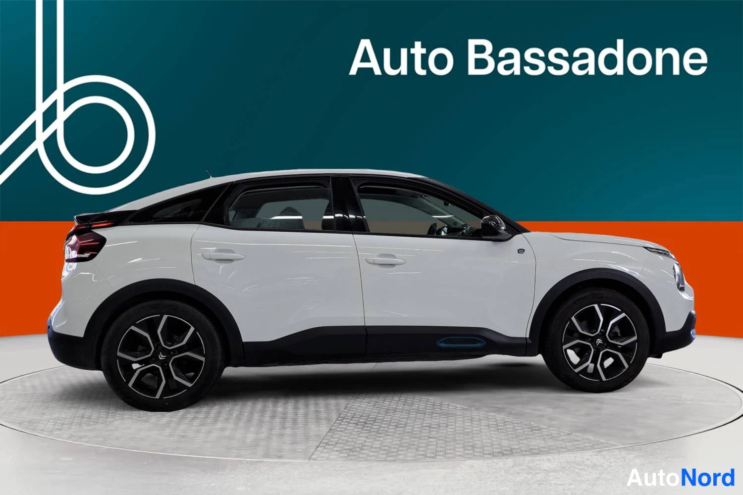 Valkoinen Citroen C4 2023, sivulta, kuva 5