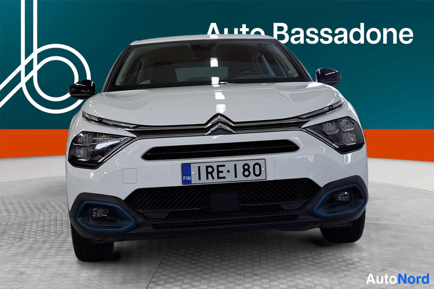 Valkoinen Citroen C4 2023, edestä, kuva 3