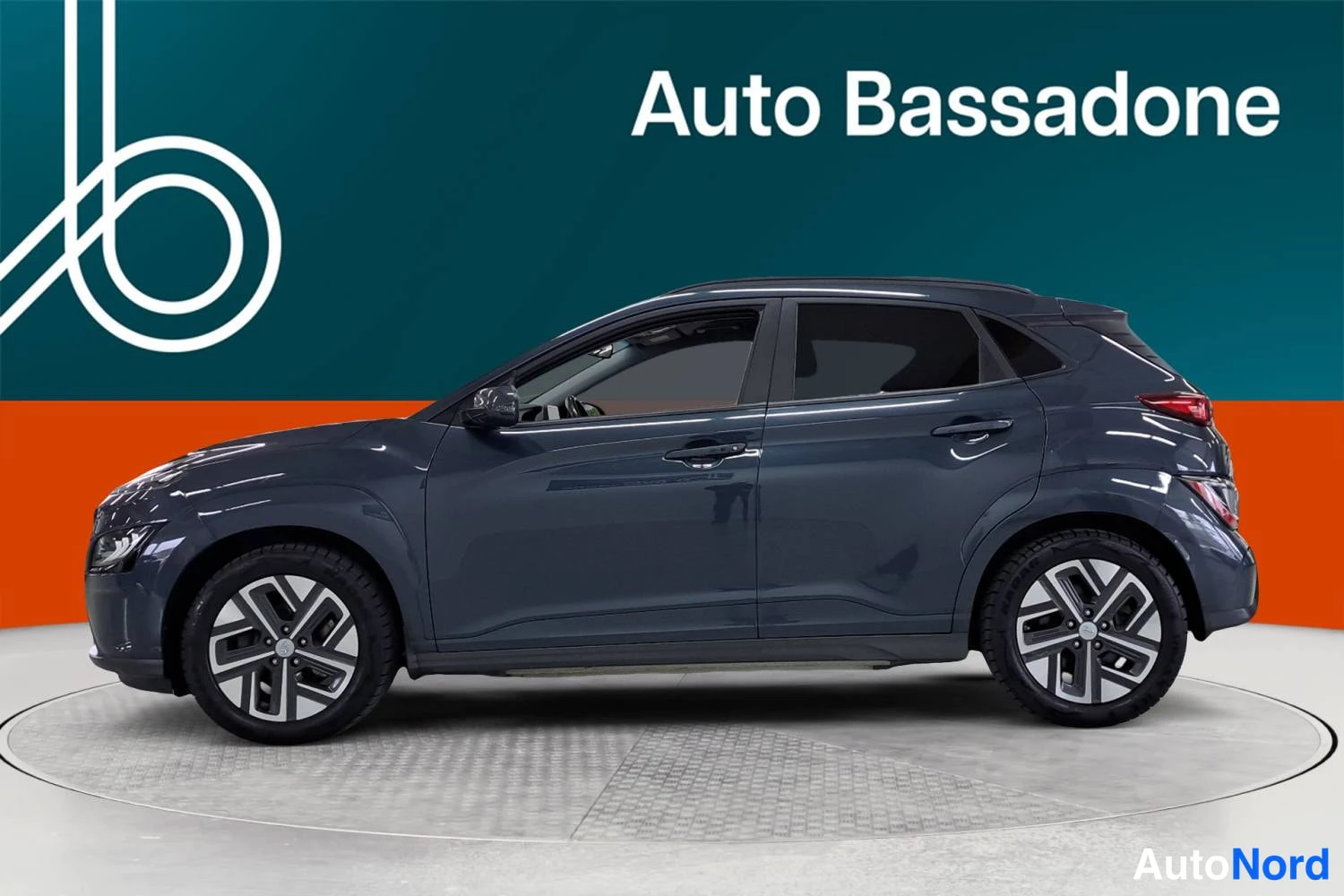 Harmaa Hyundai Kona Electric 2023, etuviisto, keula vasemmalle, kuva 2