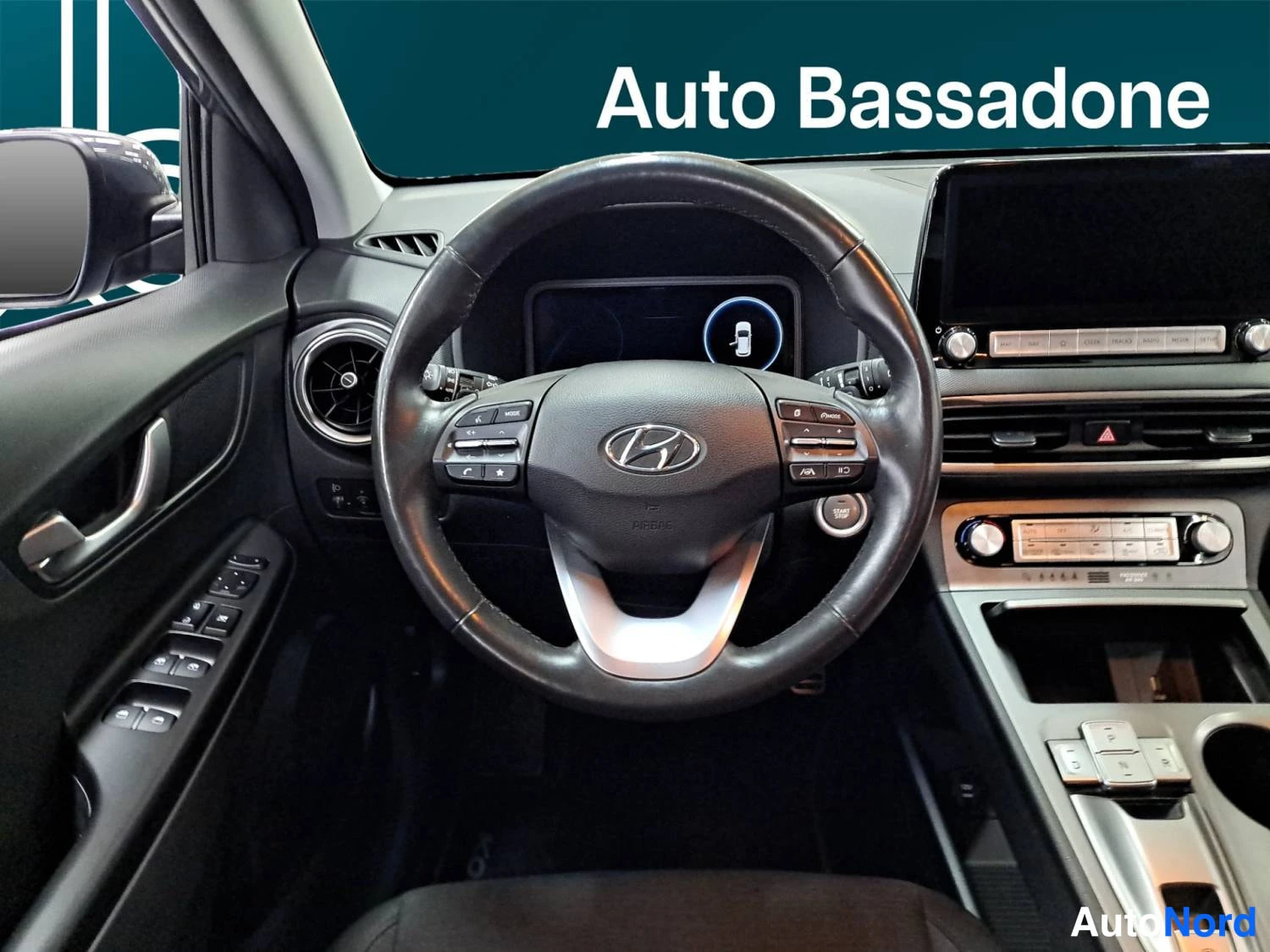 Harmaa Hyundai Kona Electric 2023, ohjaamo, kuva 11