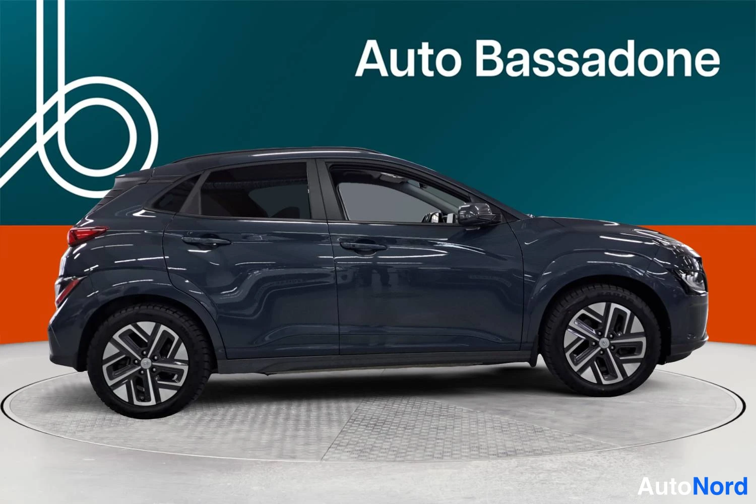 Harmaa Hyundai Kona Electric 2023, sivulta, kuva 5