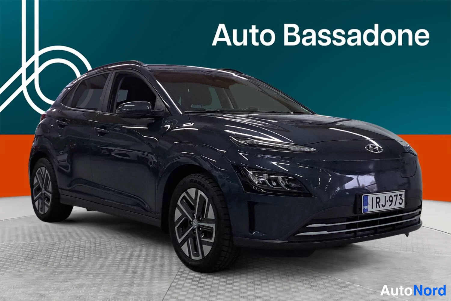 Harmaa Hyundai Kona Electric 2023, etuviisto, keula oikealle, kuva 3