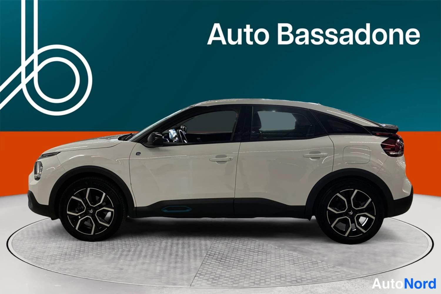 Valkoinen Citroen C4 2023, sivulta, kuva 4