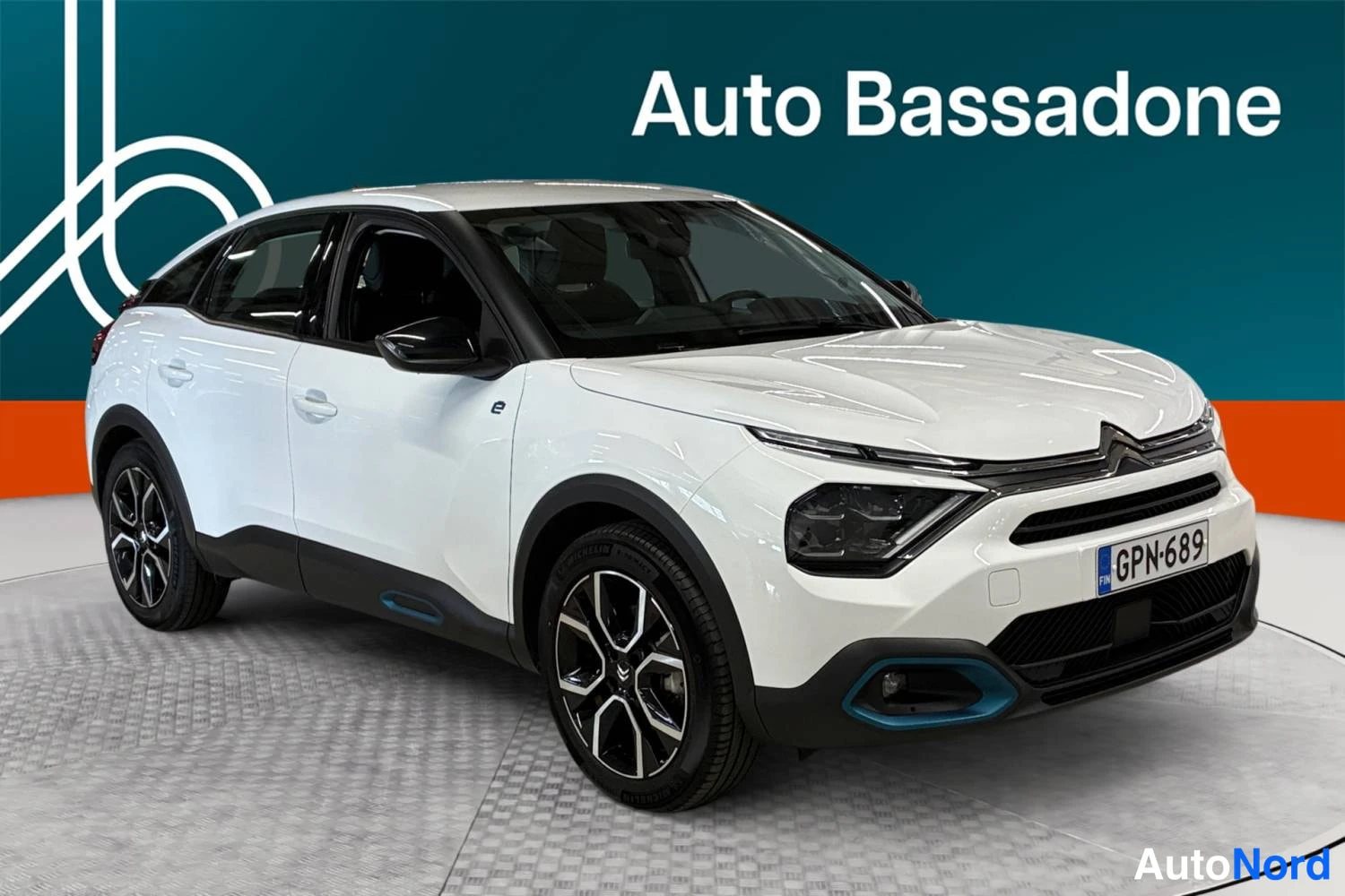 Valkoinen Citroen C4 2023, etuviisto, keula oikealle, kuva 2
