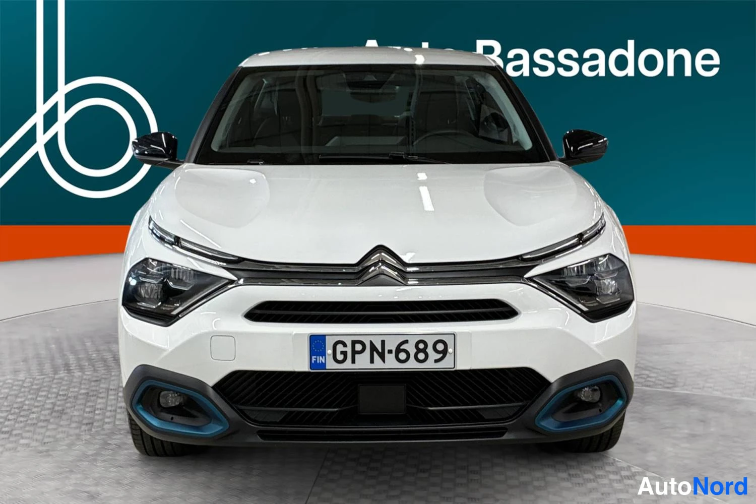 Valkoinen Citroen C4 2023, edestä, kuva 3
