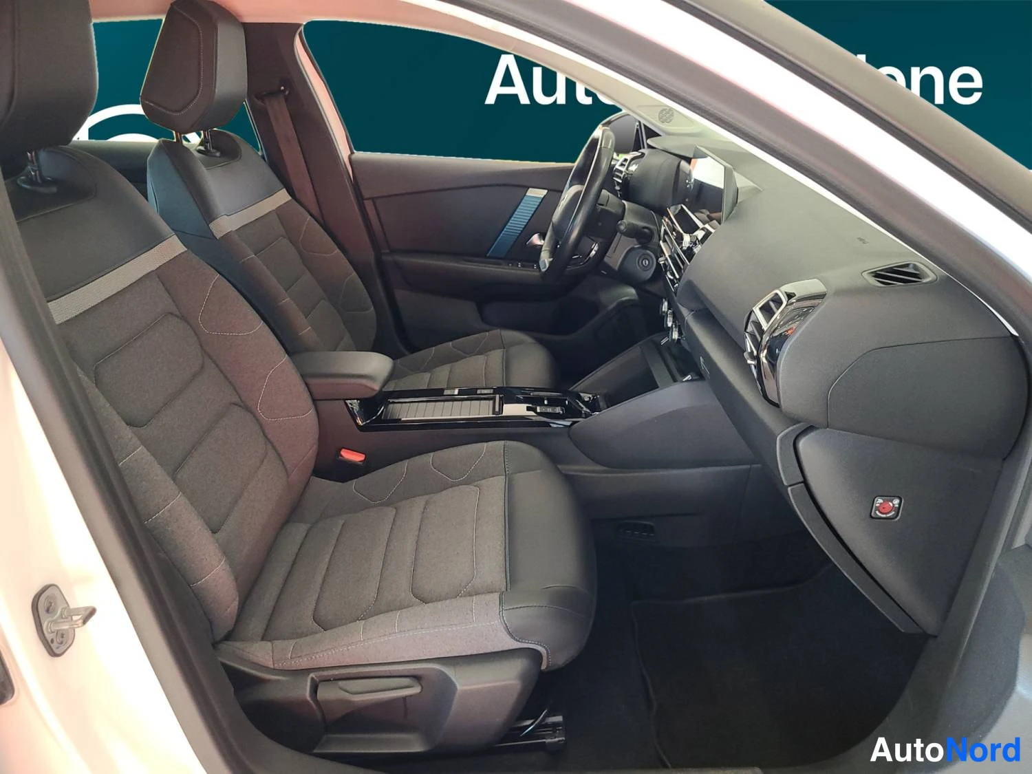 Valkoinen Citroen C4 2023, kuva 10