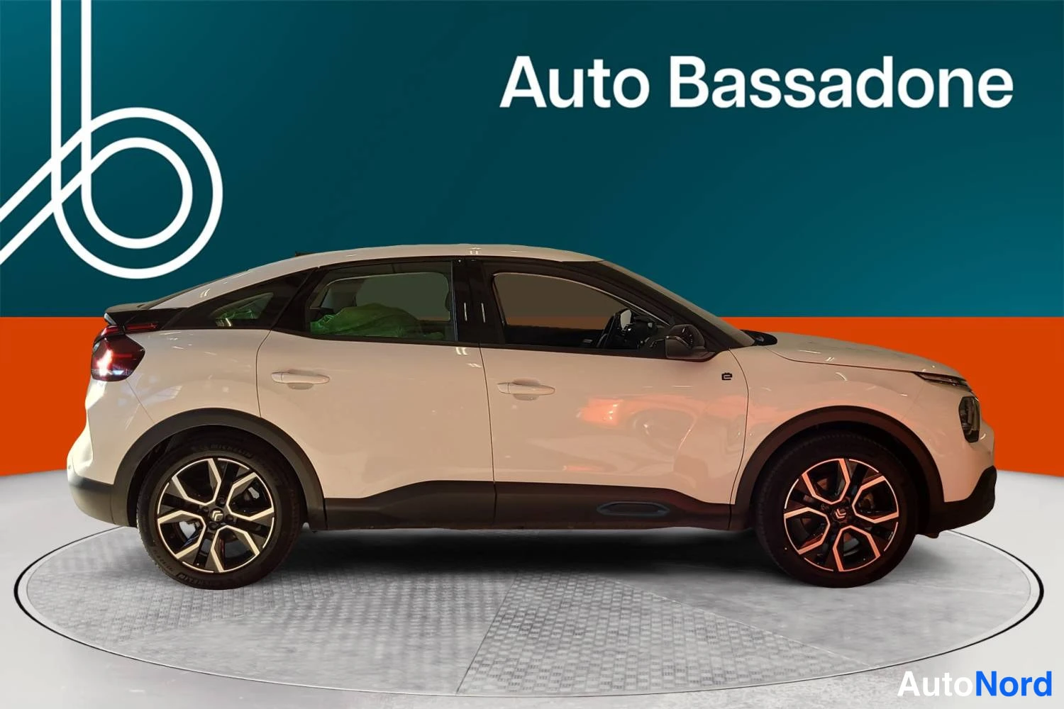 Valkoinen Citroen C4 2023, sivulta, kuva 4