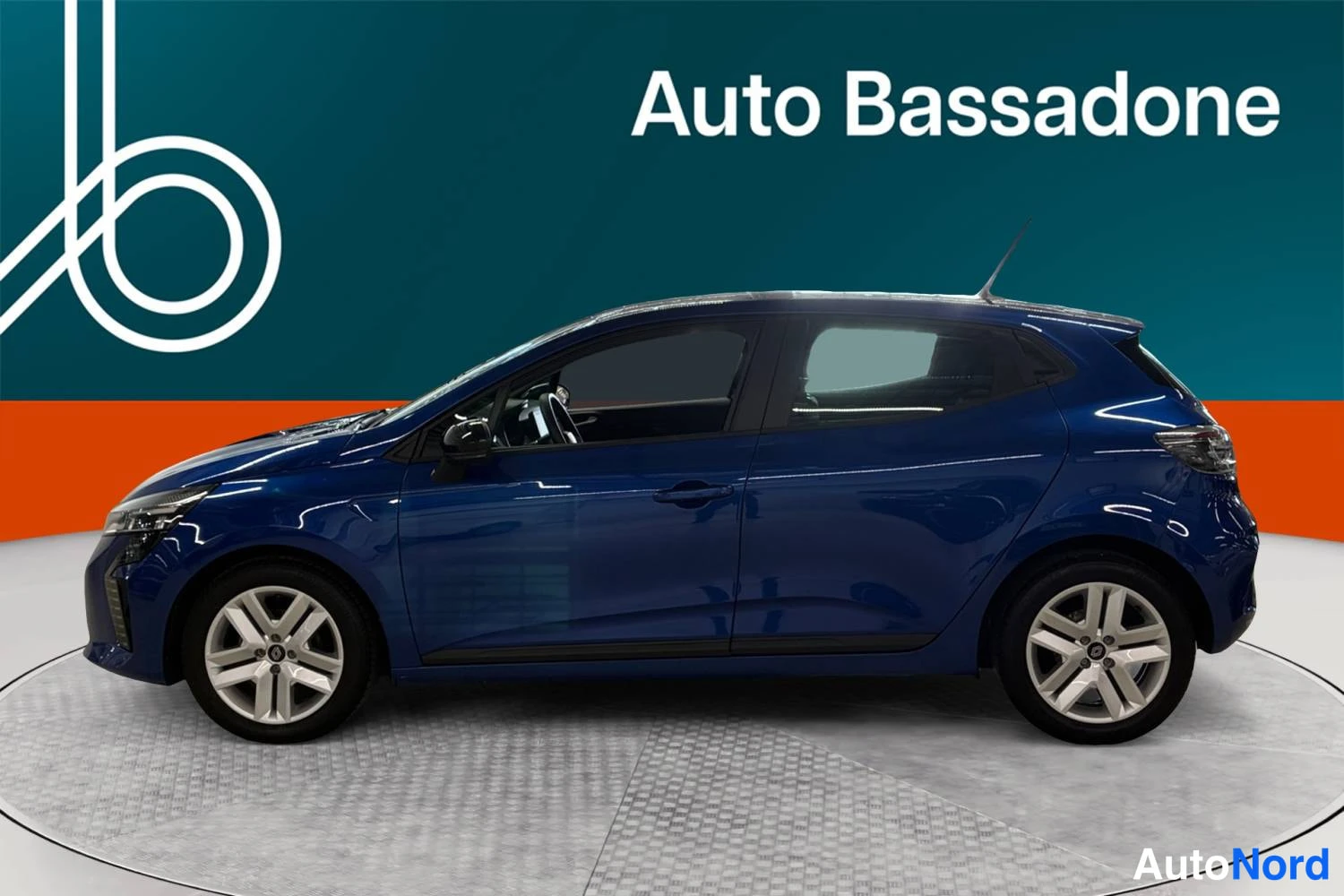 Sininen Renault Clio 2024, sivulta, kuva 5