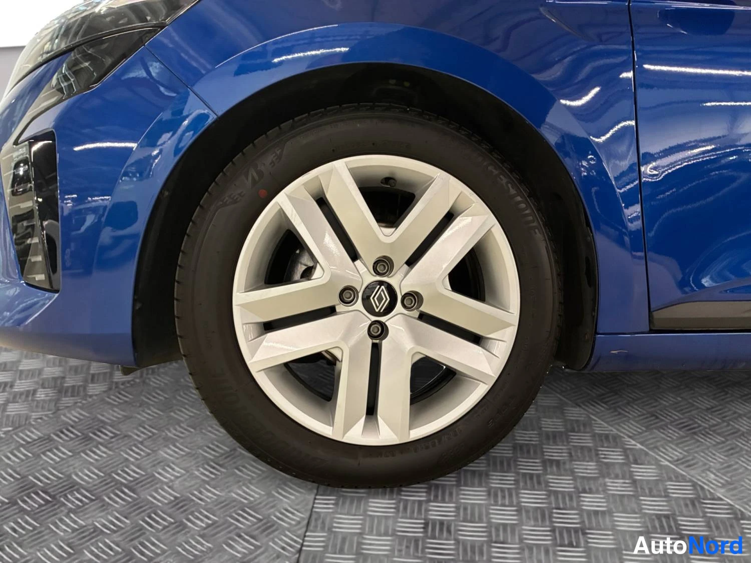 Sininen Renault Clio 2024, kuva 13