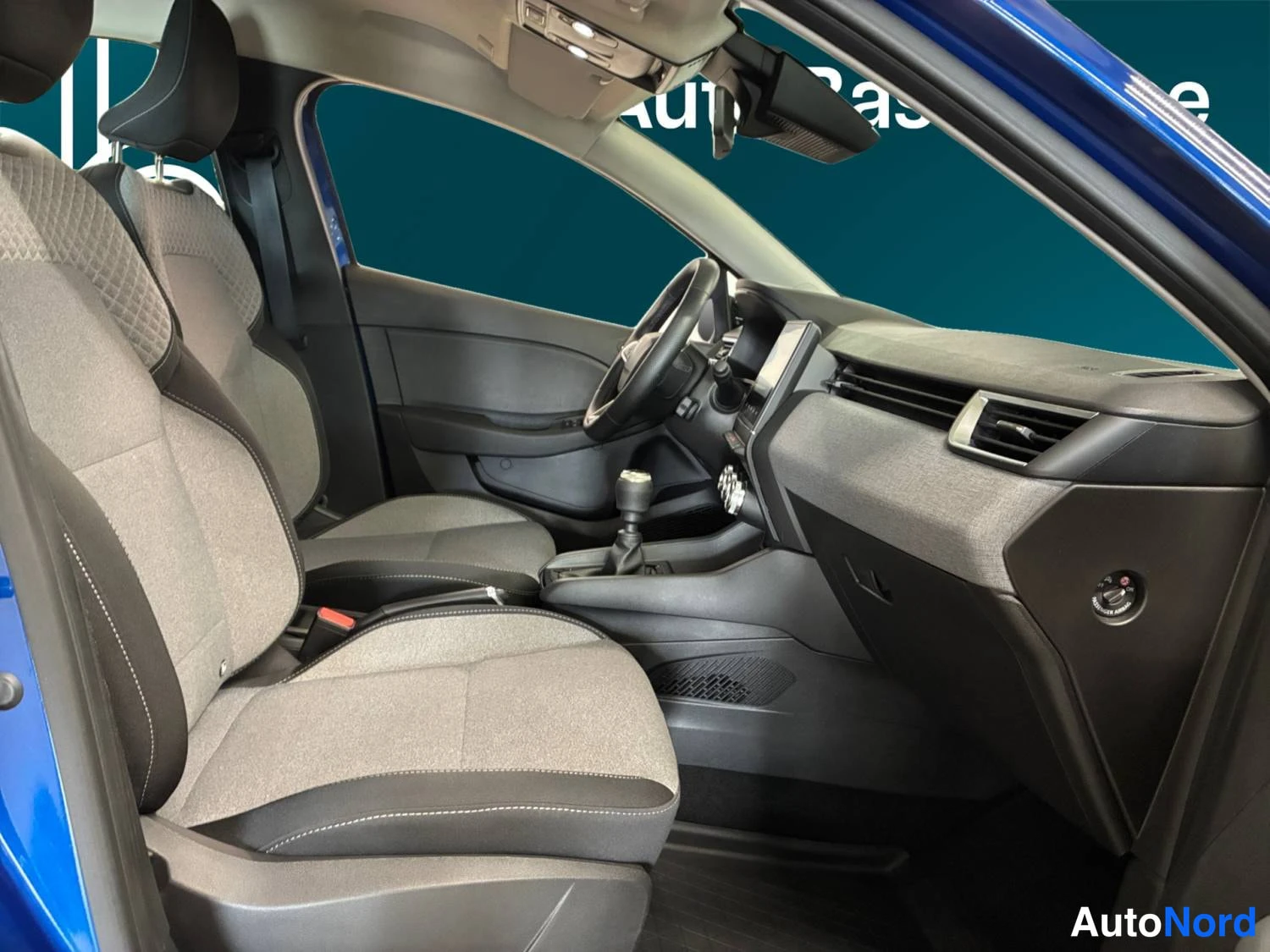 Sininen Renault Clio 2024, kuva 14