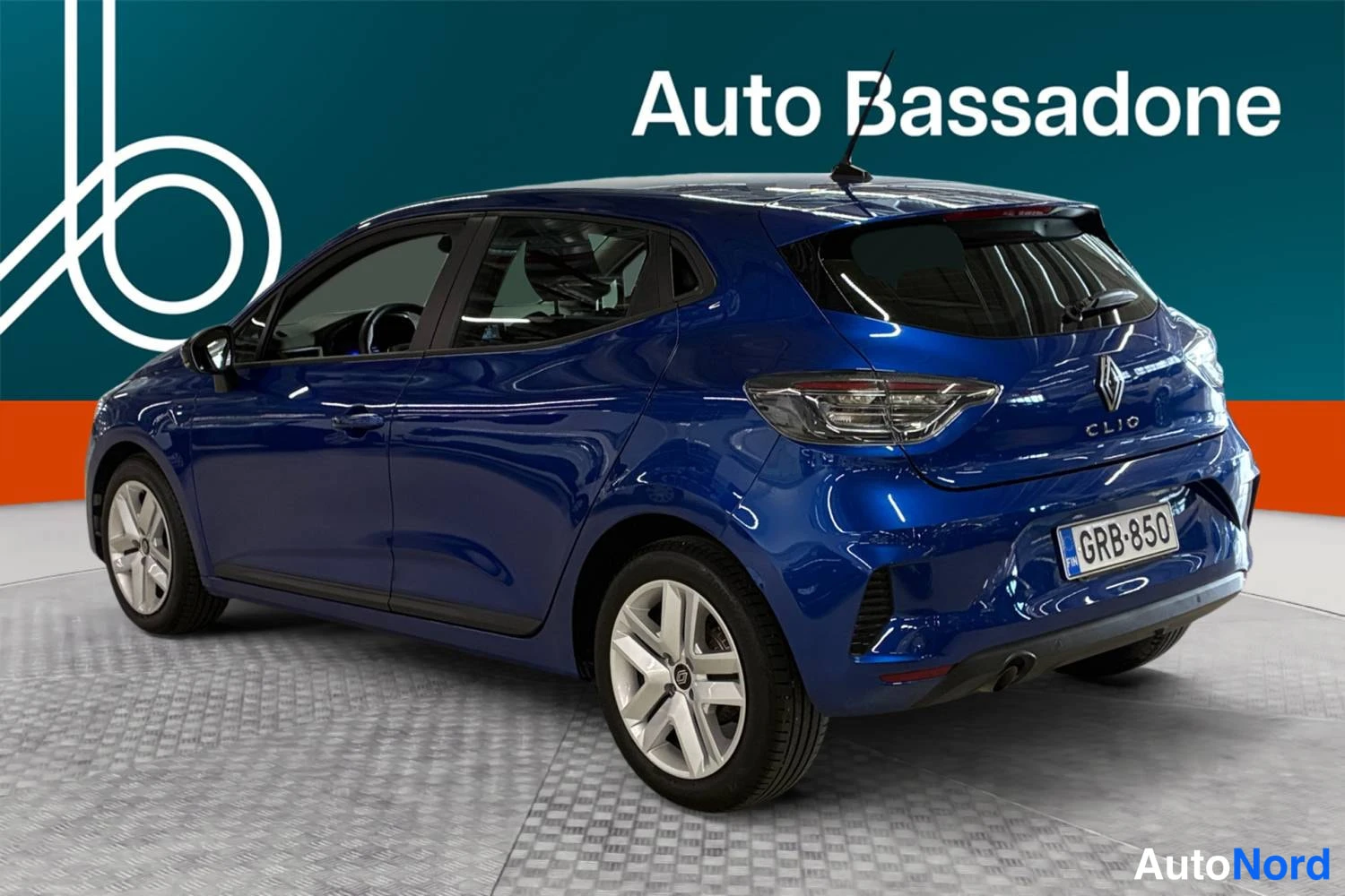 Sininen Renault Clio 2024, takaviisto, kuva 6