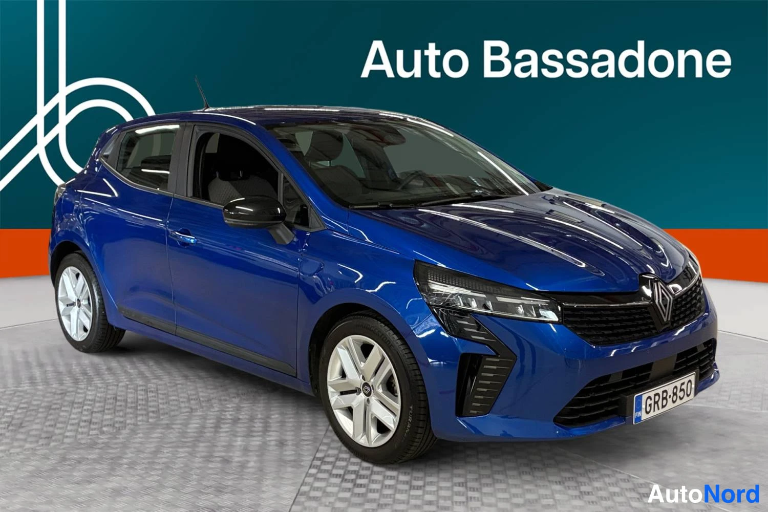 Sininen Renault Clio 2024, etuviisto, keula oikealle, kuva 3