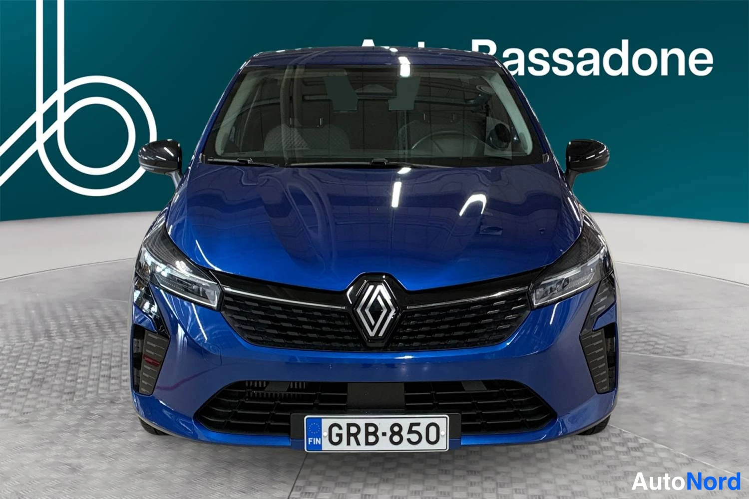 Sininen Renault Clio 2024, edestä, kuva 4