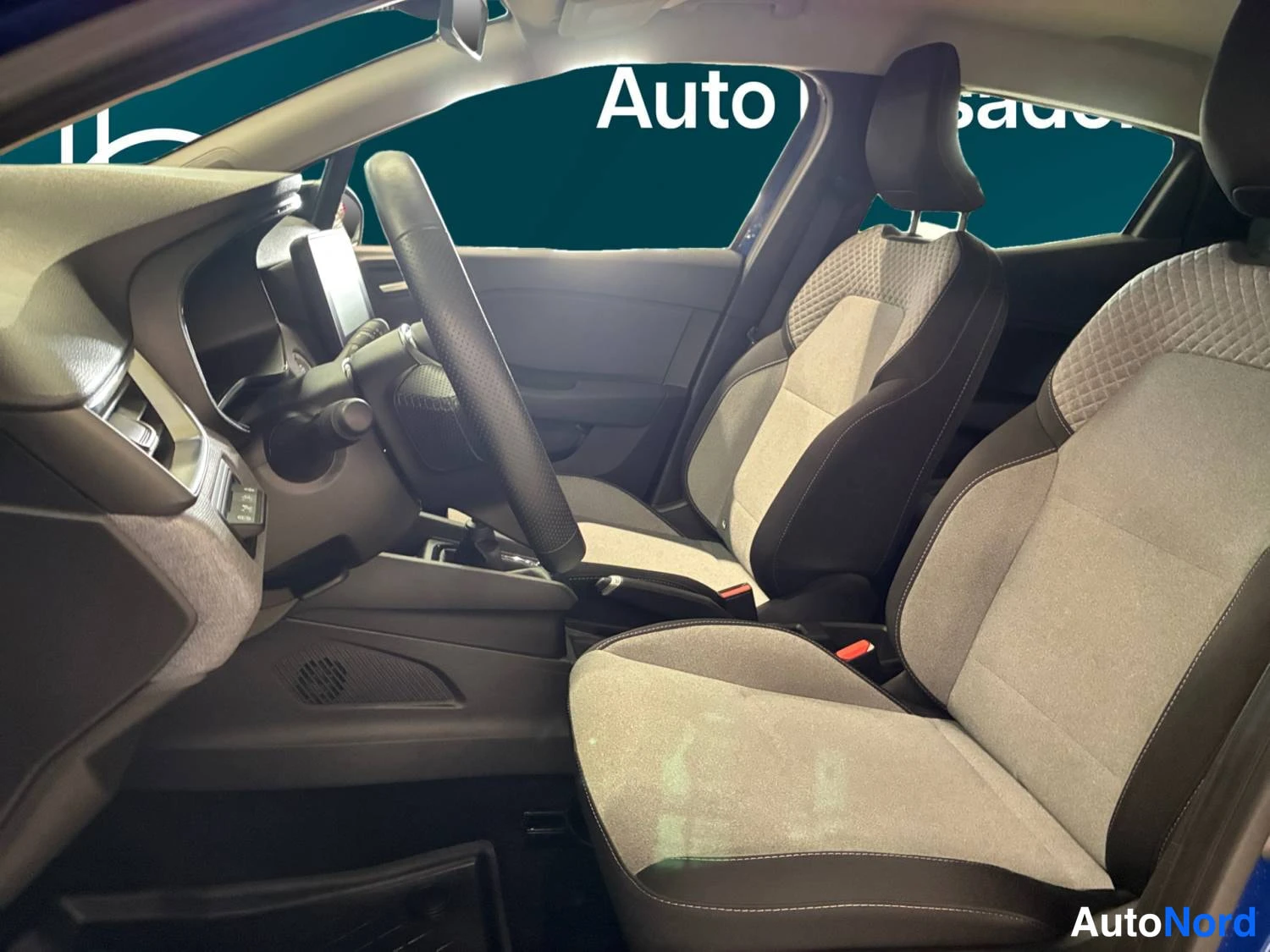 Sininen Renault Clio 2024, kuva 24