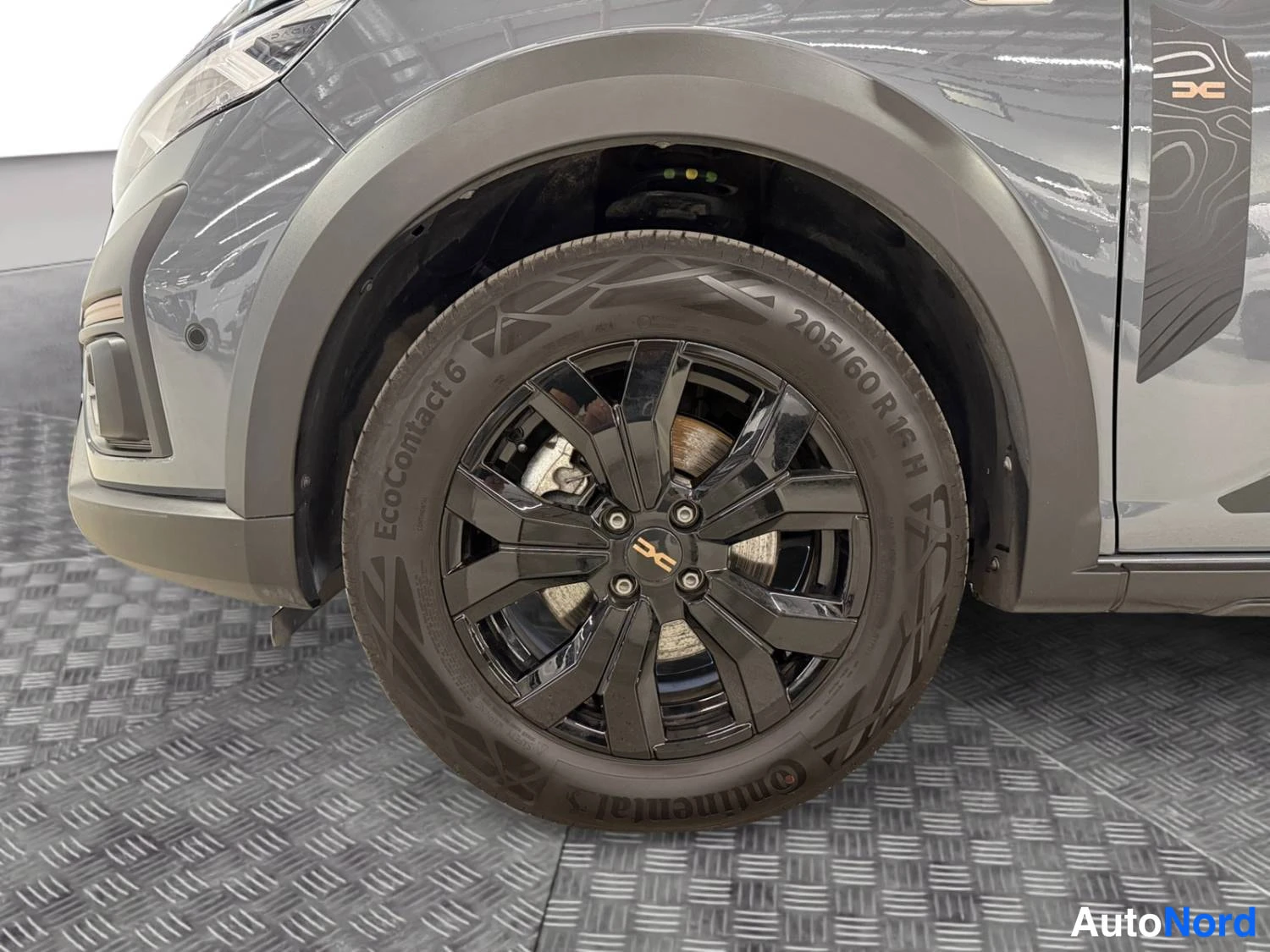 Harmaa Dacia Jogger 2025, etuviisto, keula vasemmalle, kuva 2