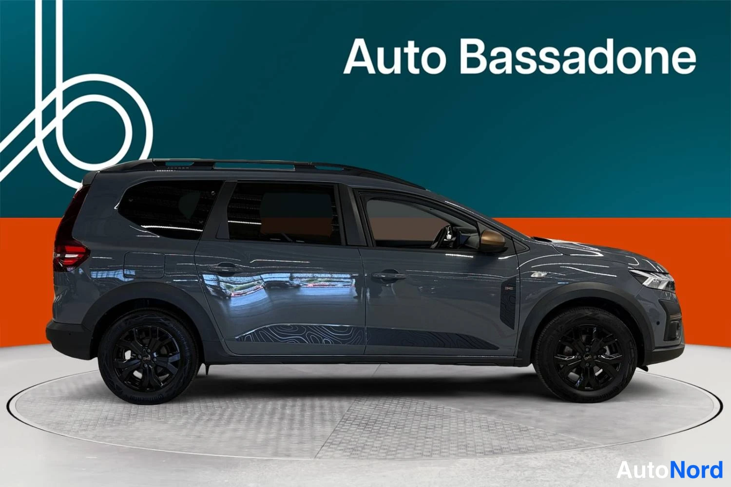 Harmaa Dacia Jogger 2025, sivulta, kuva 5