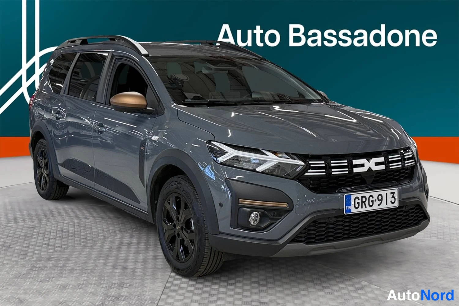 Harmaa Dacia Jogger 2025, etuviisto, keula oikealle, kuva 3