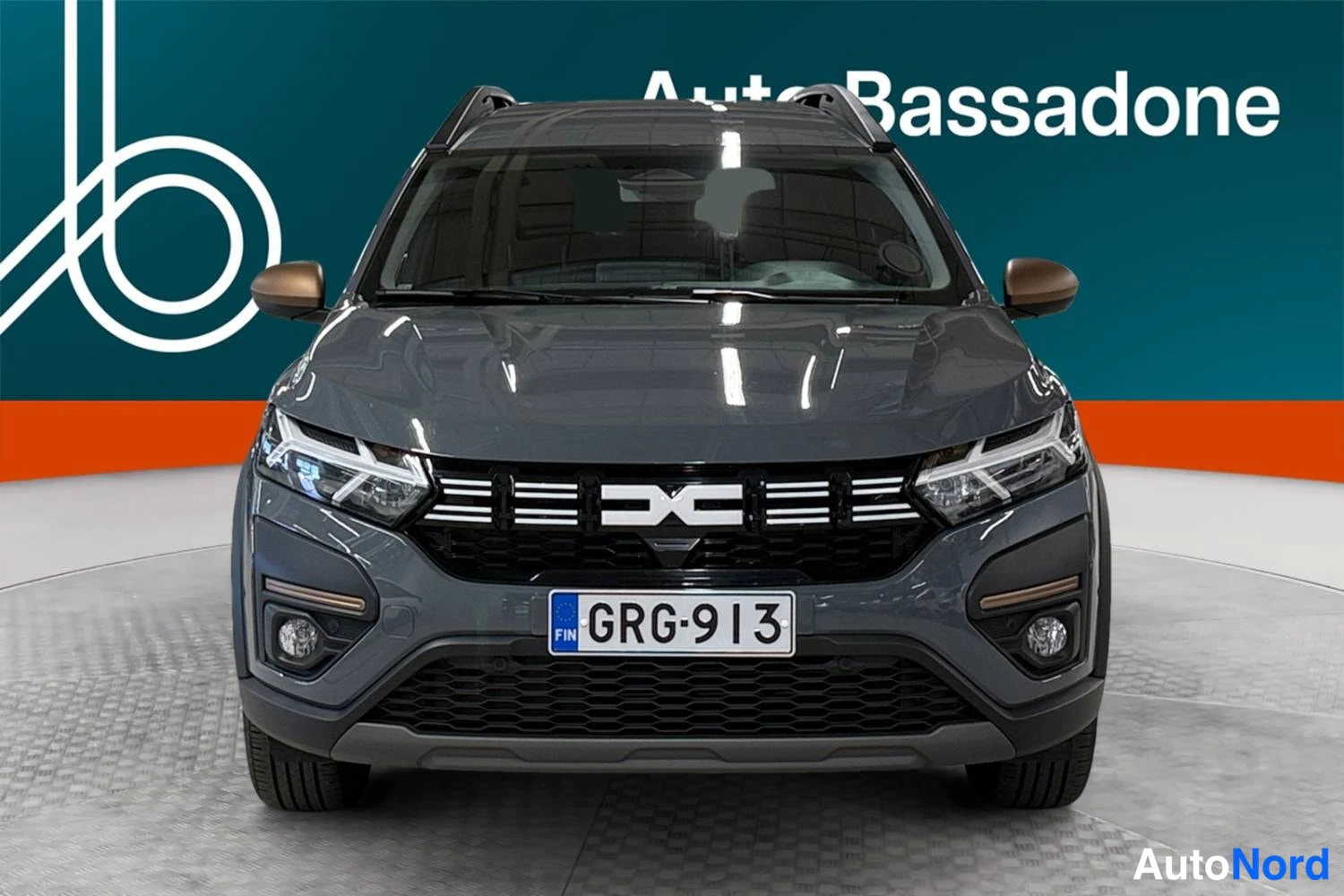 Harmaa Dacia Jogger 2025, edestä, kuva 4
