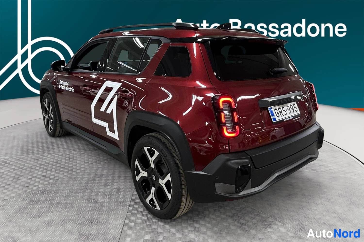Punainen Renault 4 E-Tech electric 2025, takaviisto, kuva 6