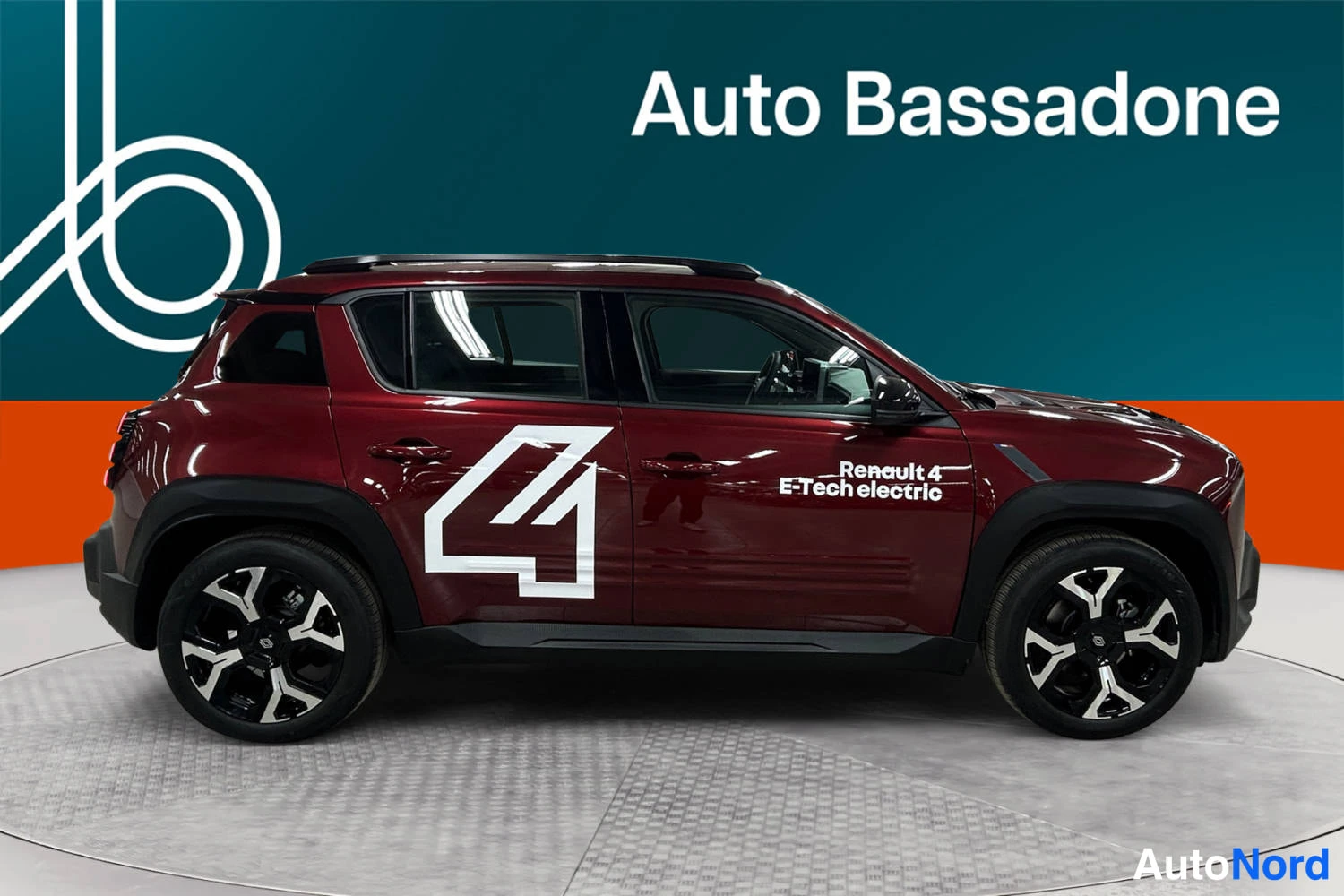Punainen Renault 4 E-Tech electric 2025, sivulta, kuva 4