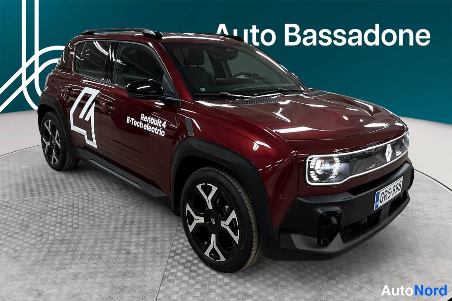 Punainen Renault 4 E-Tech electric 2025, etuviisto, keula oikealle, kuva 2