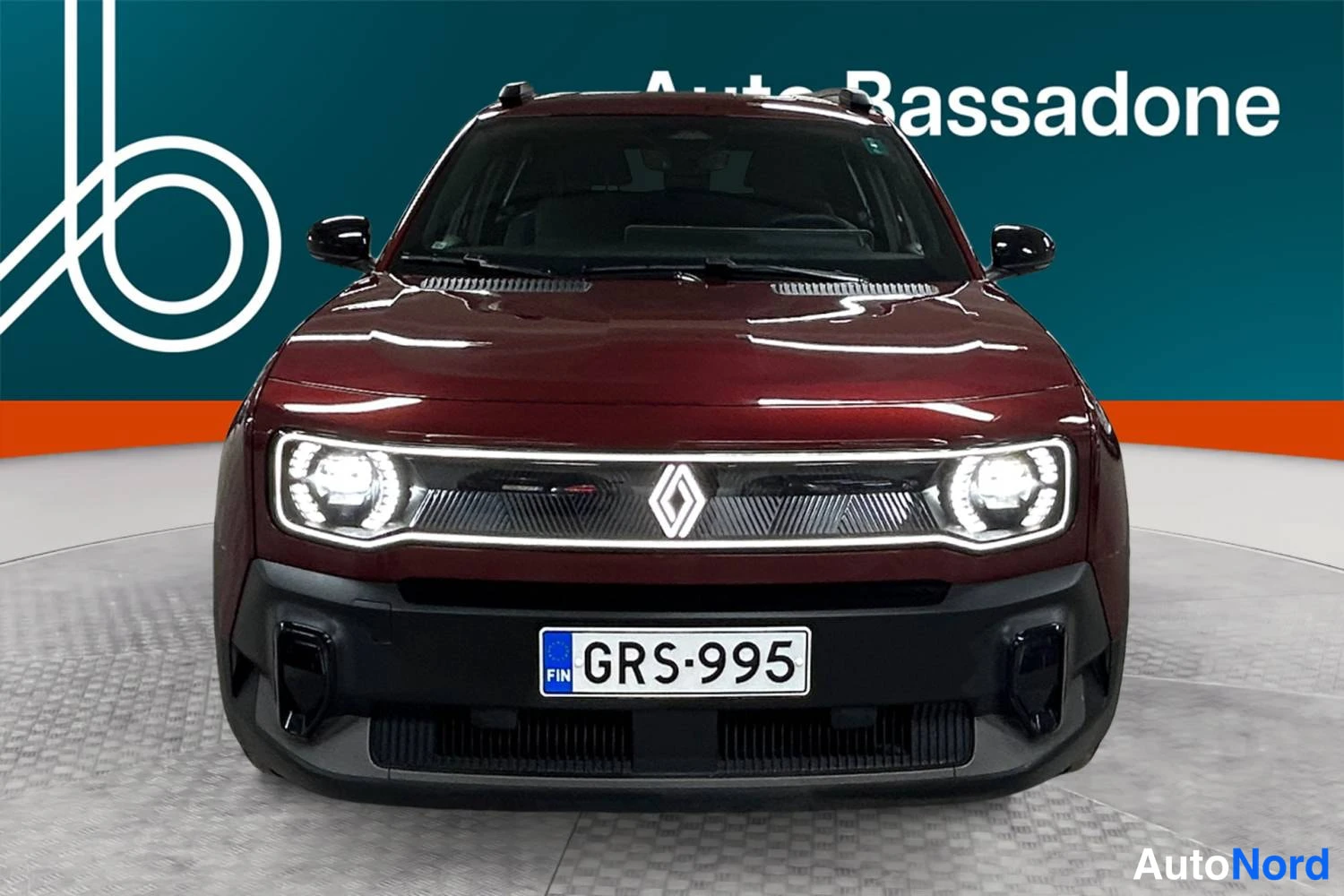 Punainen Renault 4 E-Tech electric 2025, edestä, kuva 3