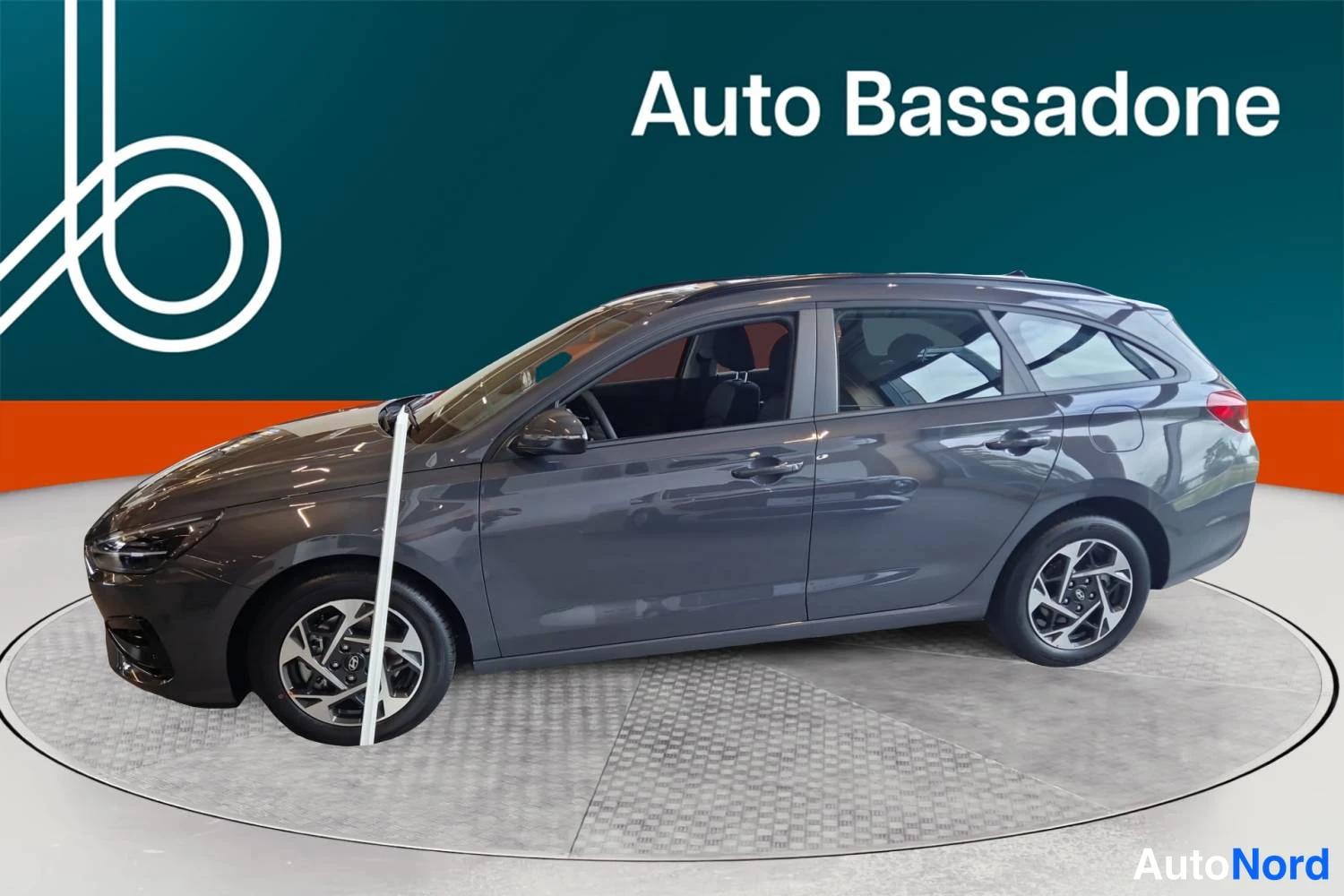 Harmaa Hyundai I30 2026, sivulta, kuva 4