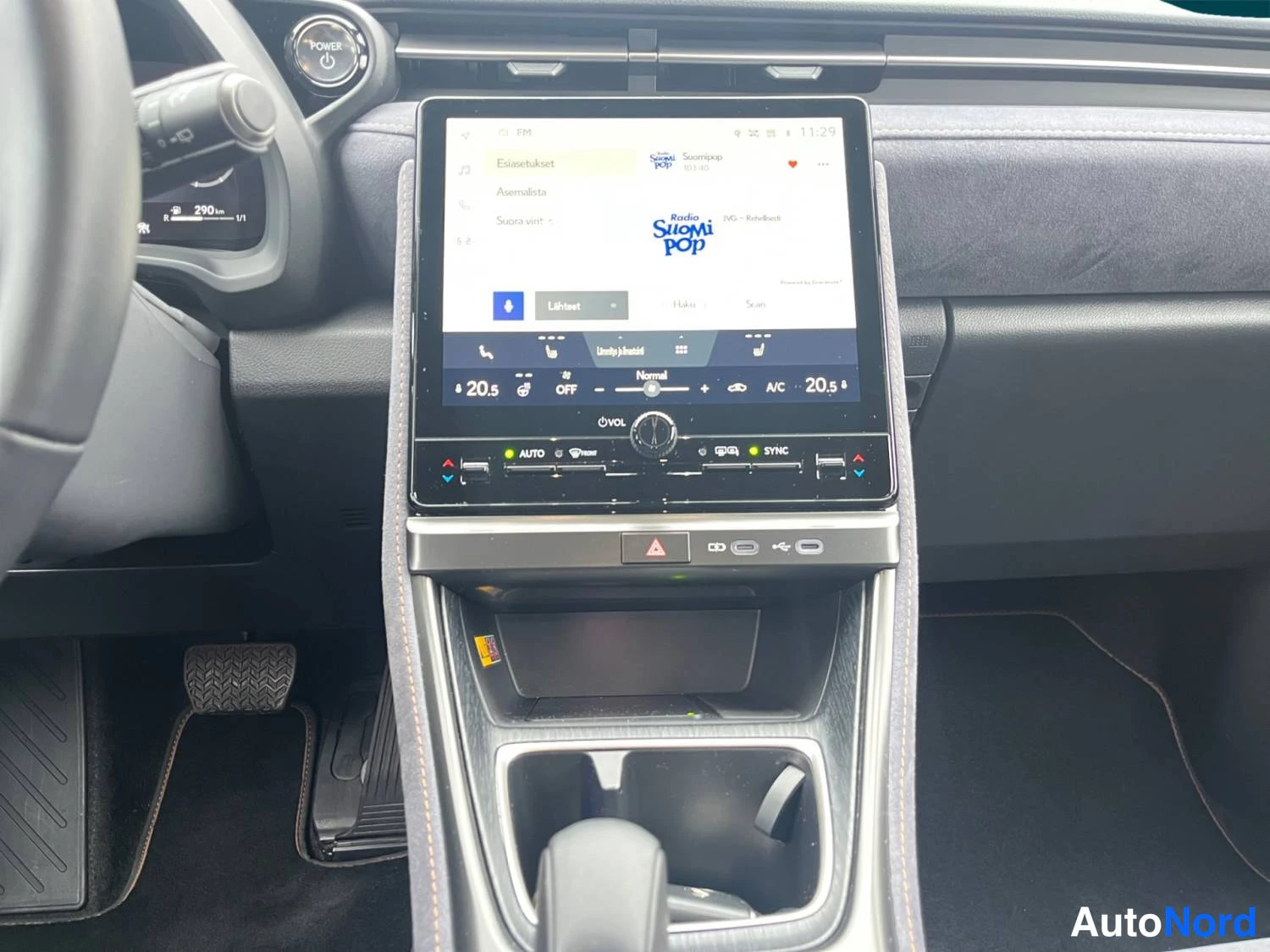 Punainen Lexus Lbx 2024, kuva 12