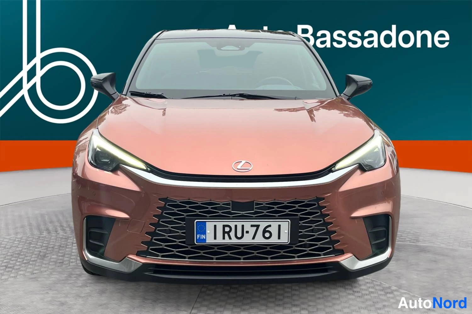 Punainen Lexus Lbx 2024, edestä, kuva 4