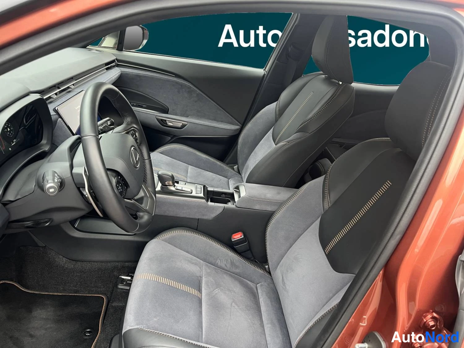 Punainen Lexus Lbx 2024, kuva 10