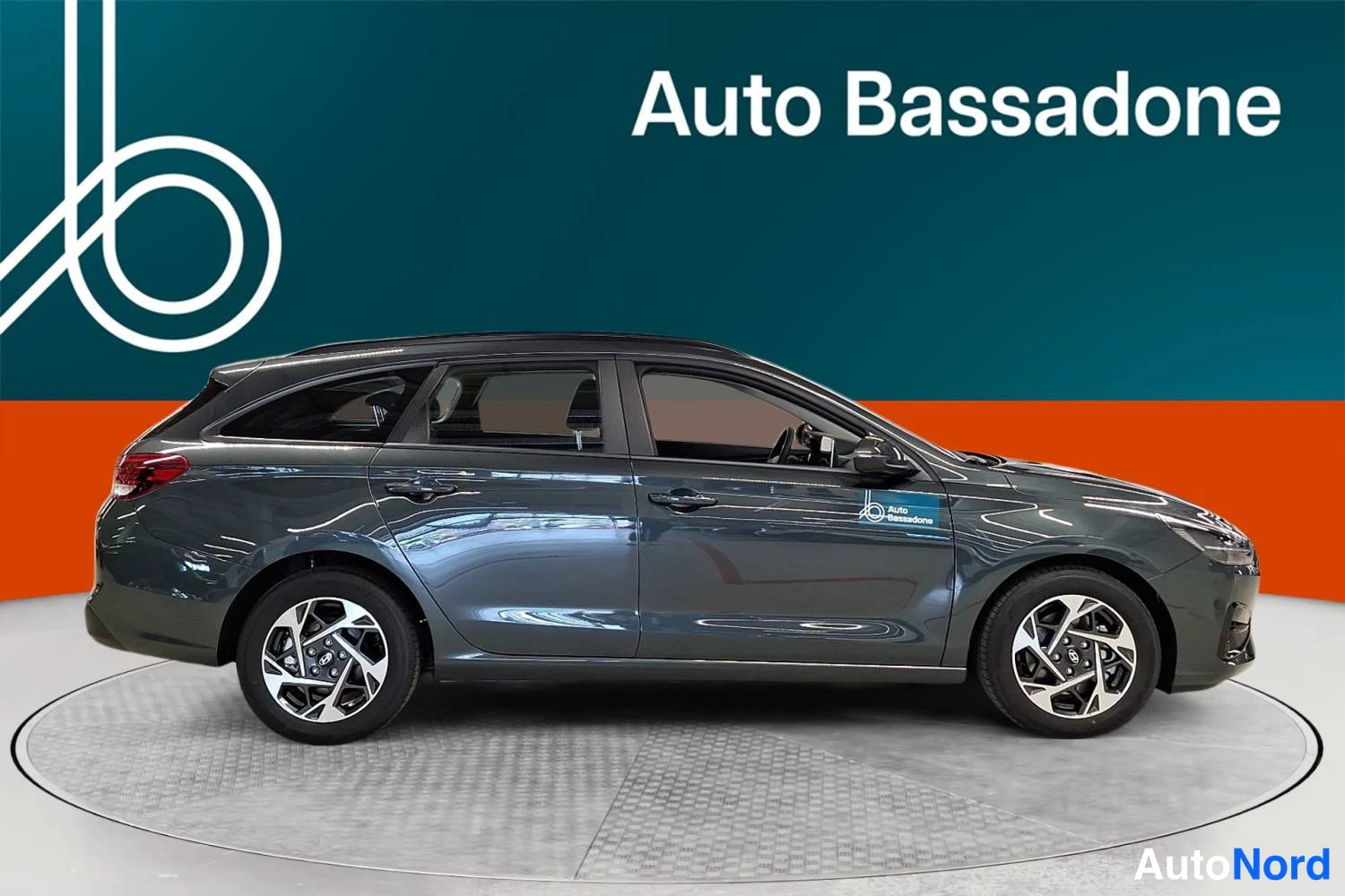 Harmaa Hyundai I30 2026, sivulta, kuva 4