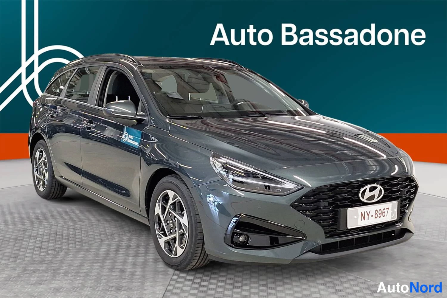Harmaa Hyundai I30 2026, etuviisto, keula oikealle, kuva 2