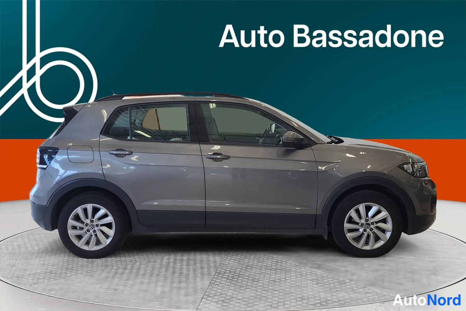 Harmaa Volkswagen T-cross 2021, etuviisto, keula oikealle, kuva 3